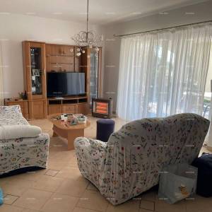 Umag! Kuća s velikom okućnicom i terasom.