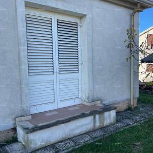 Umag! Kuća s velikom okućnicom i terasom.