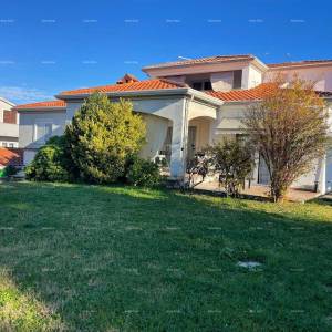 Umag! Kuća s velikom okućnicom i terasom.