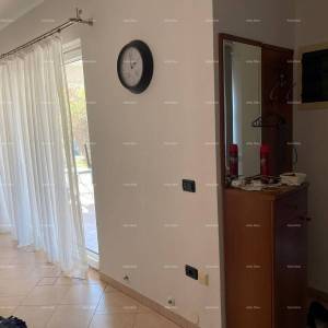 Umag! Kuća s velikom okućnicom i terasom.