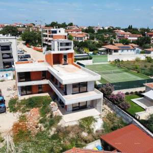 Vila s bazenom i pogledom na more, Tar!