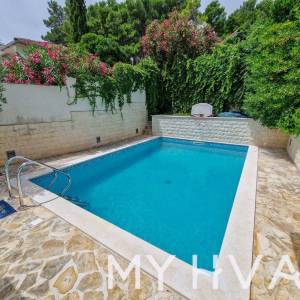 Vila sa bazenom u Vitarnji