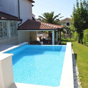 VILA U PJEŠČANOJ UVALI SAMO 100 M OD MORA !!