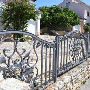 VILA U PJEŠČANOJ UVALI SAMO 100 M OD MORA !!