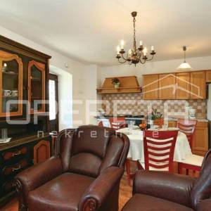 Vižinada-Kamena kuća s terasom i dodatnim stambenim prostorom
