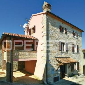 Vižinada-Kamena kuća s terasom i dodatnim stambenim prostorom
