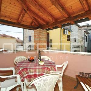 Vižinada-Kamena kuća s terasom i dodatnim stambenim prostorom
