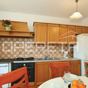 Vižinada-Kamena kuća s terasom i dodatnim stambenim prostorom
