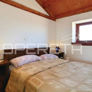 Vižinada-Kamena kuća s terasom i dodatnim stambenim prostorom
