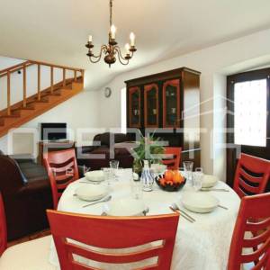 Vižinada-Kamena kuća s terasom i dodatnim stambenim prostorom
