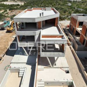 Vodice - prostran moderan stan 165,37m2 s bazenom, novogradnja