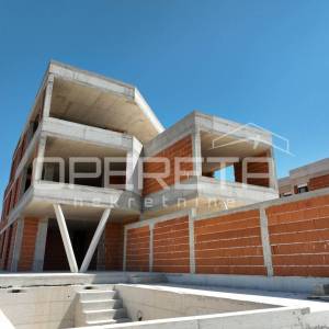 Vodice - prostran moderan stan 125,91m2 s bazenom, novogradnja