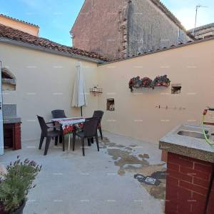 Vodnjan! Prelijepa kuća u nizu u glavnoj ulici grada.