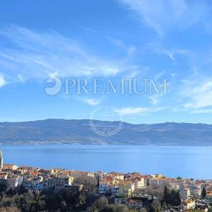 Vrbnik, penthouse s jacuzzijem i pogledom na more!