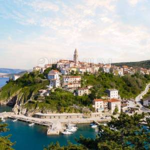 Vrbnik, prostrano zemljište, pogled na more!