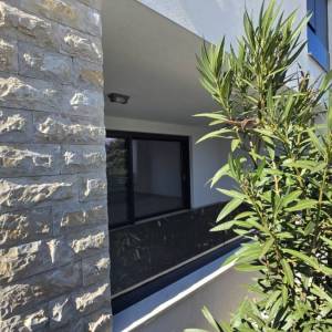 Vrhunska novogradnja u Murteru blizu mora i centra, 109 m2