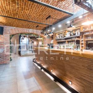 Vrhunska poslovna zgrada u samom centru grada sa noćnim klubom