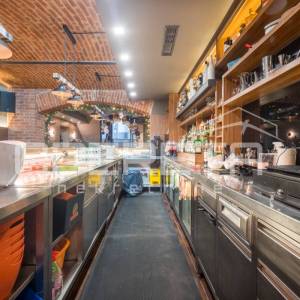 Vrhunska poslovna zgrada u samom centru grada sa noćnim klubom