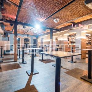 Vrhunska poslovna zgrada u samom centru grada sa noćnim klubom