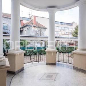 Vrhunska poslovna zgrada u samom centru grada sa noćnim klubom