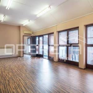 Vrhunska poslovna zgrada u samom centru grada sa noćnim klubom