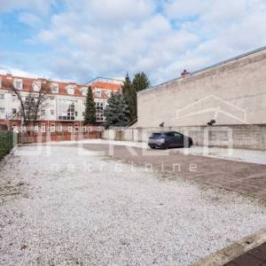 Vrhunska poslovna zgrada u samom centru grada sa noćnim klubom