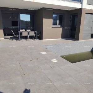 Vrhunski trosoban stan s vrtom i bazenom, namješten