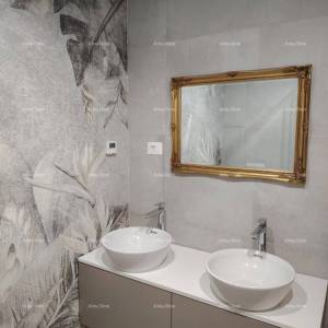 Vrhunski trosoban stan s vrtom i bazenom, namješten