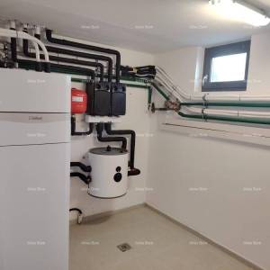 Vrhunski trosoban stan s vrtom i bazenom, namješten