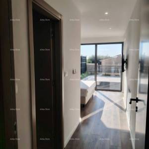 Vrhunski trosoban stan s vrtom i bazenom, namješten