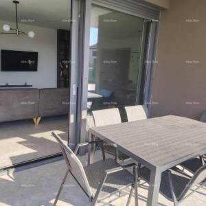 Vrhunski trosoban stan s vrtom i bazenom, namješten