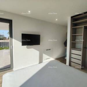 Vrhunski trosoban stan s vrtom i bazenom, namješten