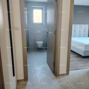 Vrhunski trosoban stan s vrtom i bazenom, namješten