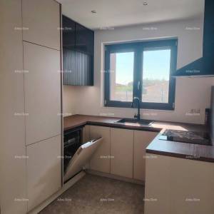 Vrhunski trosoban stan s vrtom i bazenom, namješten