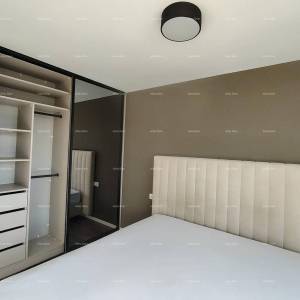 Vrhunski trosoban stan s vrtom i bazenom, namješten