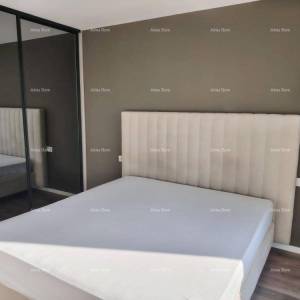 Vrhunski trosoban stan s vrtom i bazenom, namješten