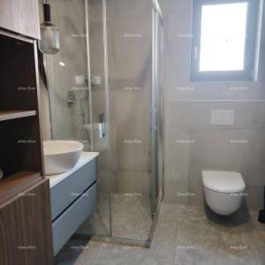 Vrhunski trosoban stan s vrtom i bazenom, namješten