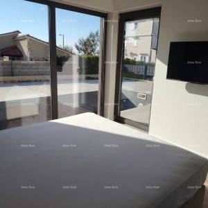 Vrhunski trosoban stan s vrtom i bazenom, namješten