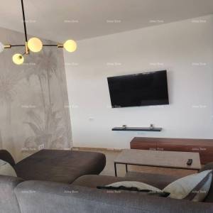 Vrhunski trosoban stan s vrtom i bazenom, namješten