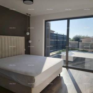 Vrhunski trosoban stan s vrtom i bazenom, namješten