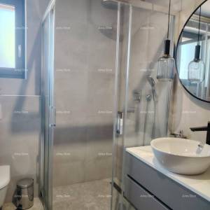 Vrhunski trosoban stan s pogledom na more, namješten