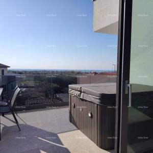 Vrhunski trosoban stan s pogledom na more, namješten