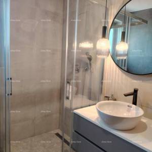 Vrhunski trosoban stan s pogledom na more, namješten