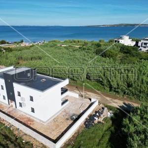 ZADAR, PRIVLAKA - Stan na prvom katu 150 metara od mora NOVOGRADNJA