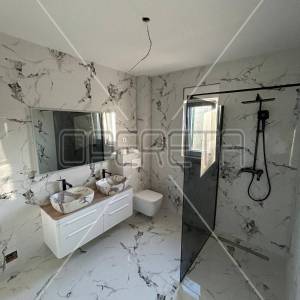 ZADAR, PRIVLAKA - Stan na prvom katu 150 metara od mora NOVOGRADNJA