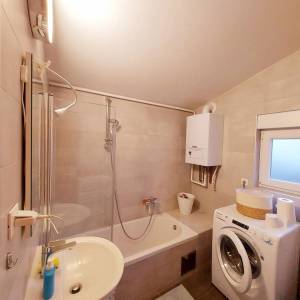 Zagreb-Dubrava, lijepo uređen 3S stan 60m2 s balkonom, zaseban ulaz