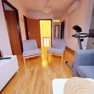 Zagreb-Dubrava, lijepo uređen 3S stan 60m2 s balkonom, zaseban ulaz