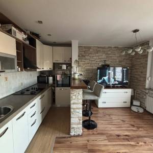 Zagreb, Grad mladih, 4-sob. stan 100m2 u kući, mirna lokacija, parking