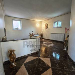 Zagreb-istok, lux obiteljska stambena kuća 280m2 i dvorište 209m2