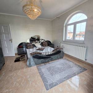 Zagreb-istok, lux obiteljska stambena kuća 280m2 i dvorište 209m2